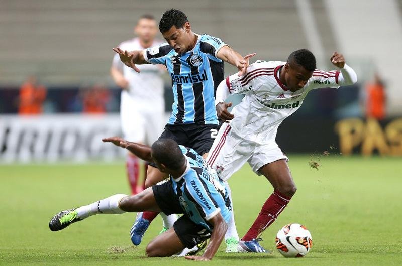  Gr&ecirc;mio manteve a press&atilde;o, embalado pela torcida