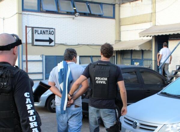 Tamb&eacute;m foram apreendidos armas, documentos falsos, dinheiro falsificado e computadores