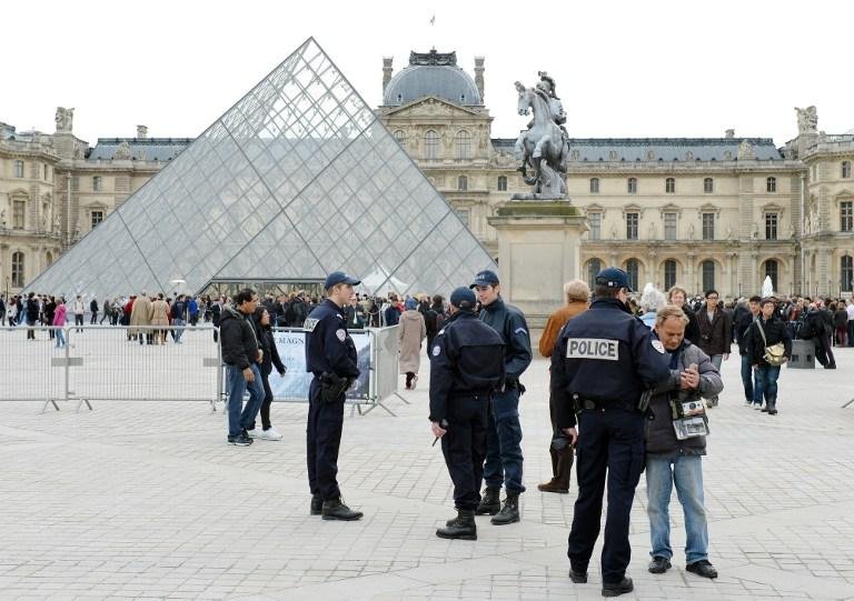 Museu do Louvre reabriu com refor&ccedil;o da pol&iacute;cia parisiense