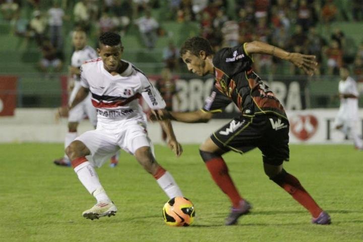 Santa Cruz enfrenta oscila&ccedil;&atilde;o e conta com atacante temperamental