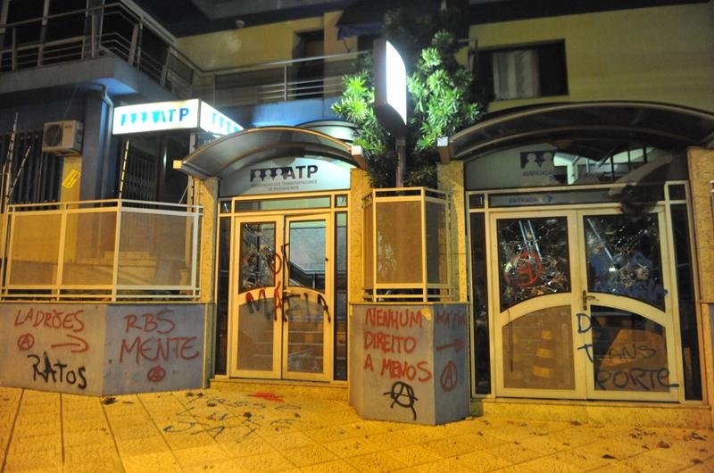 Manifestantes quebraram dezenas de vidra&ccedil;as e fachada foi pichada