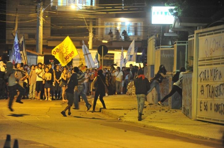 Grupo que participava de manifesta&ccedil;&atilde;o pichou fachada e quebrou vidros