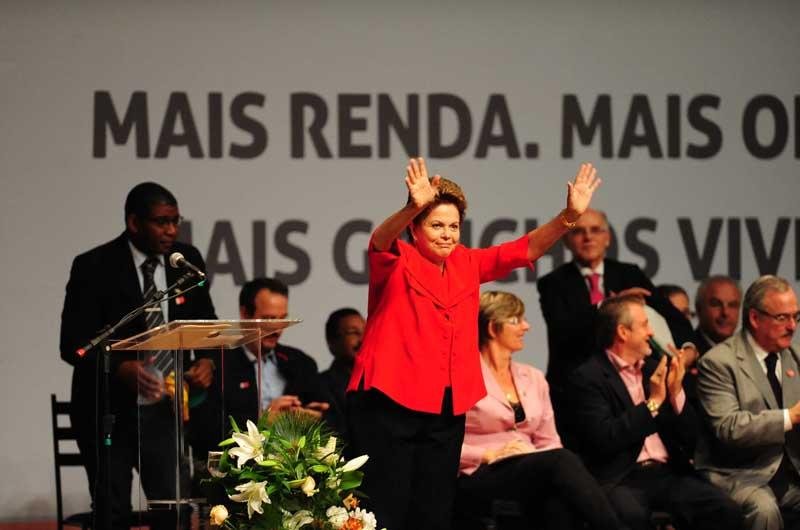 Dilma acena para convidados e formandos do Pronatec, em cerim&ocirc;nia na Capital