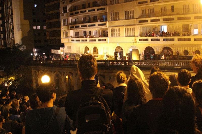 Grupo de carnaval fez belo cortejo pelo Festival de Teatro de Rua na Capital