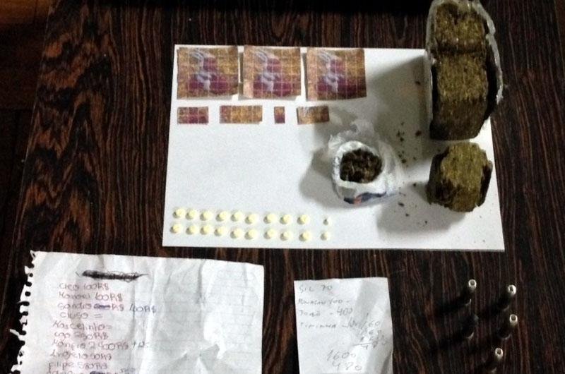Tamb&eacute;m foram apreendidos meio quilo de maconha, uma balan&ccedil;a de precis&atilde;o, anota&ccedil;&otilde;es da contabilidade do tr&aacute;fico