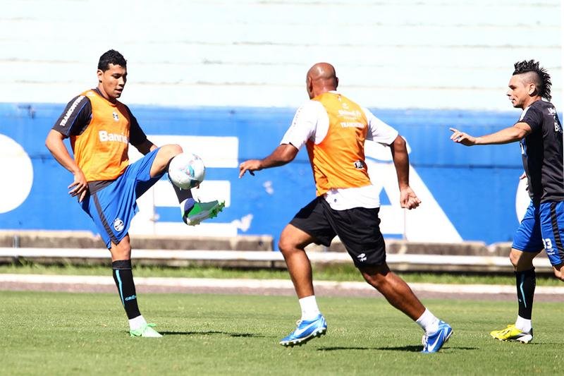Titulares do Gr&ecirc;mio fizeram recreativo de dois toques em campo reduzido neste s&aacute;bado