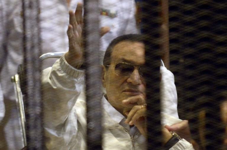 Ex-presidente acena para jornalistas