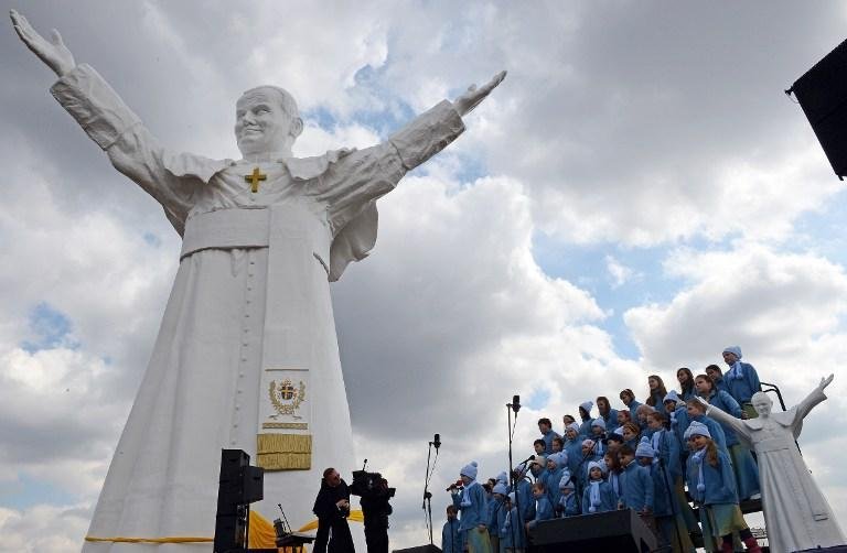 Est&aacute;tua de Jo&atilde;o Paulo II pesa 10 toneladas