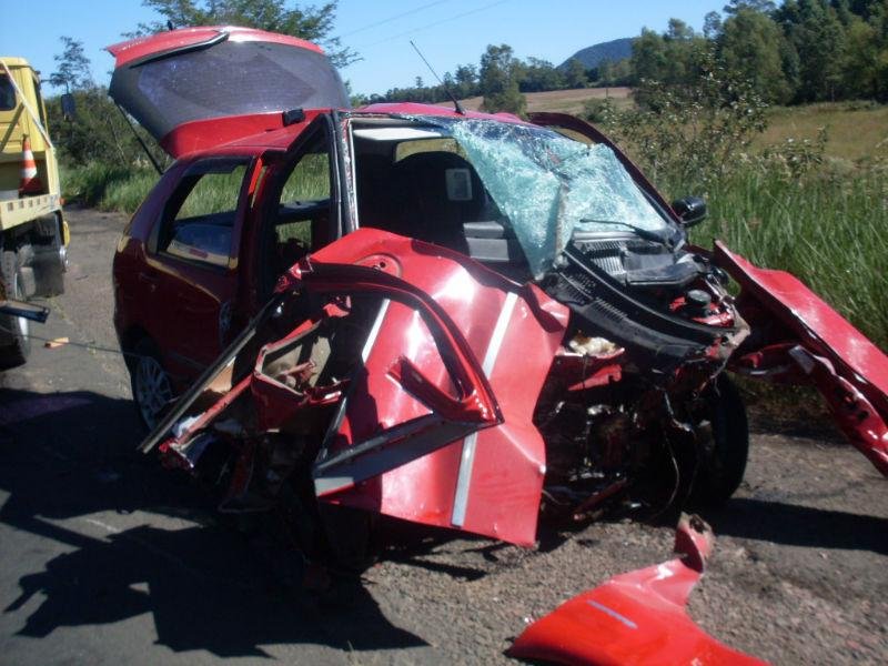 Fiat Palio teve frente destru&iacute;da ap&oacute;s acidente 