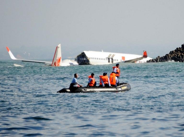 Indon&eacute;sia investiga acidente com avi&atilde;o que pousou no mar