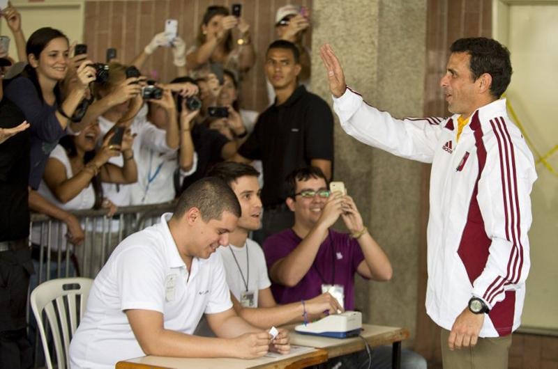 Capriles fez um apelo aos eleitores para que sa&iacute;ssem de casa e fossem &agrave;s urnas