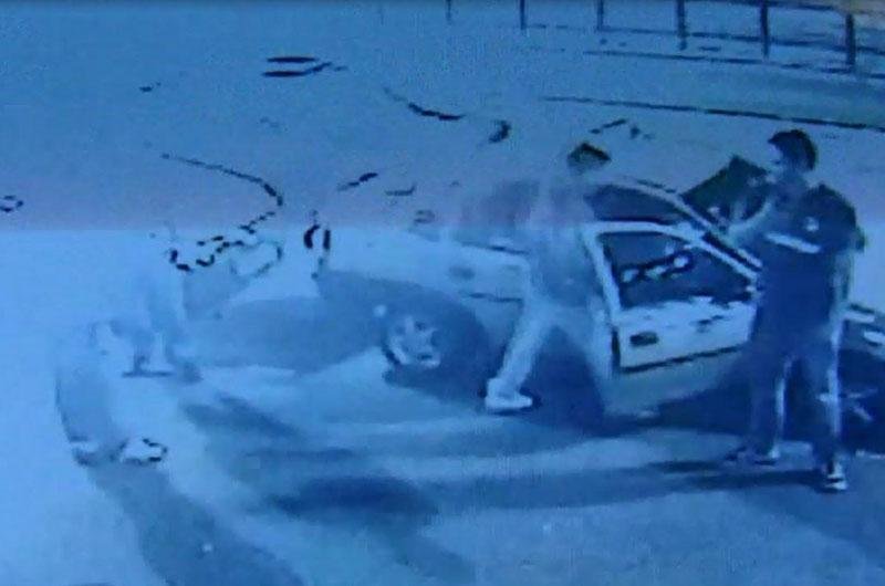 V&iacute;deos divulgados pela Pol&iacute;cia mostram o suspeito dos crimes embarcando em t&aacute;xi 
