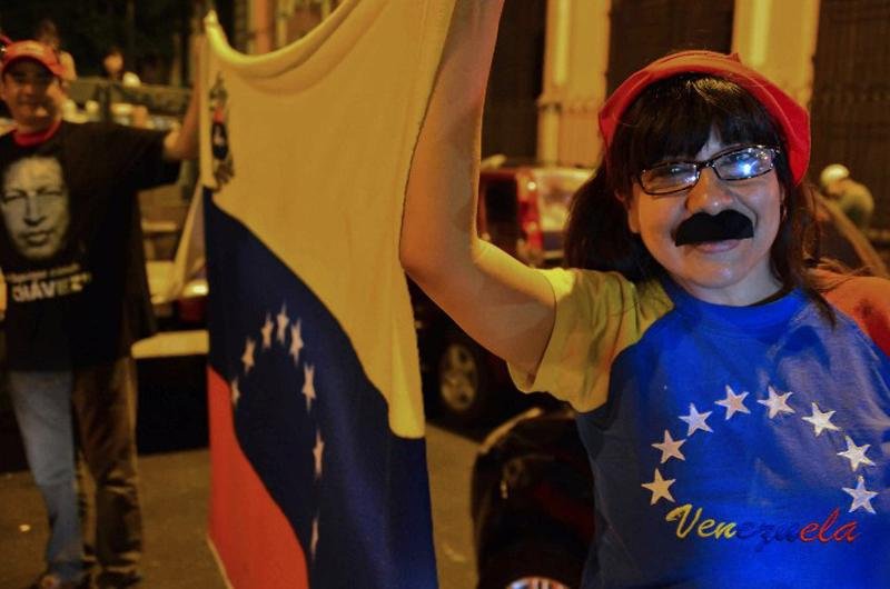 Acreditando no resultado, chavistas usavam bigodes de Maduro e bandeiras para comemorar