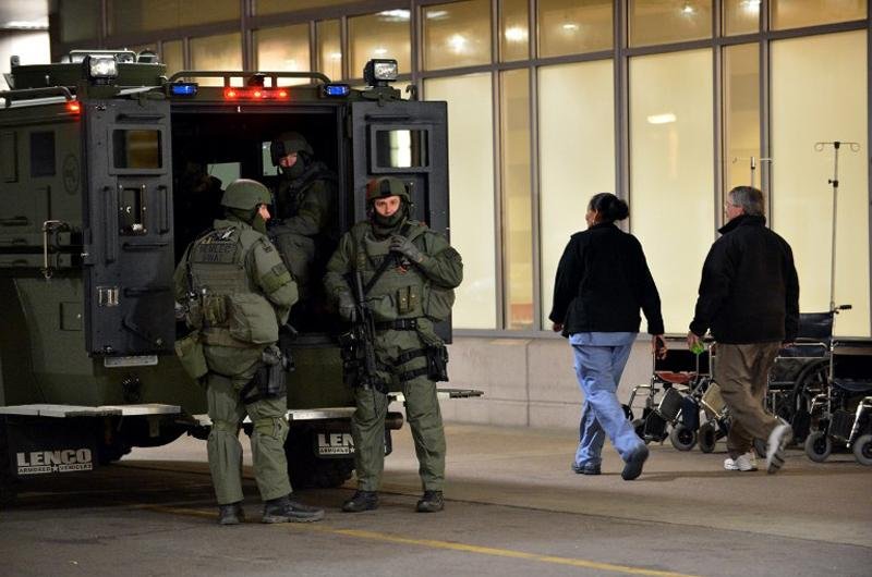 Durante a noite, uma equipe da SWAT garantiu a seguran&ccedil;a na entrada do hospital onde estavam os feridos