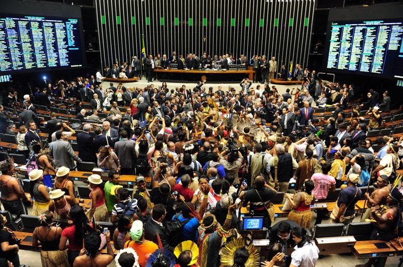 Grupo protesta contra projeto que transfere ao Congresso decis&atilde;o sobre demarca&ccedil;&atilde;o de terras