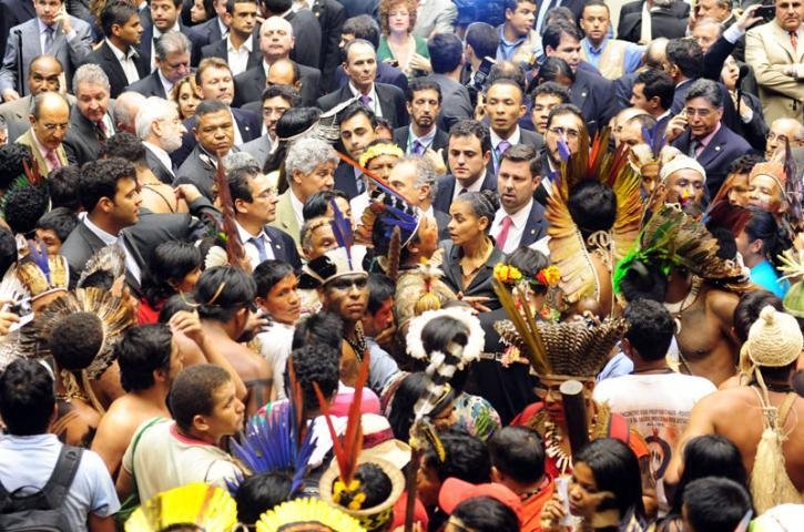 Cerca de 300 ind&iacute;genas realizaram protesto no plen&aacute;rio da C&acirc;mara