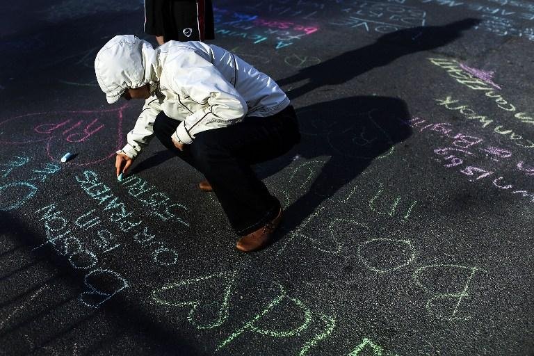V&iacute;timas s&atilde;o homenageadas pr&oacute;ximo ao local do atentado durante a Maratona de Boston