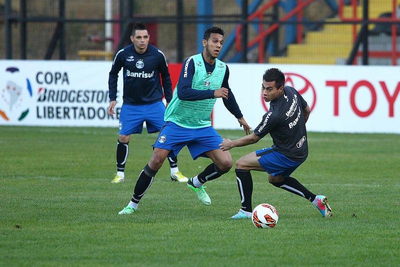 Delega&ccedil;&atilde;o fez treino recreativo com presen&ccedil;as do ex-volante Emerson no reconhecimento do gramado