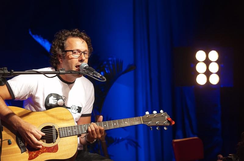 &acute;Voz, Viol&atilde;o e Batucada&acute; &eacute; o novo show do cantor, compositor e guitarrista Duca Leindecker