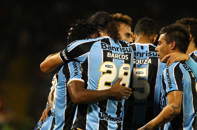 Tricolor abriu o placar, cedeu o 1 a 1 e enfrentar&aacute; o Santa F&eacute; nas oitavas da Libertadores