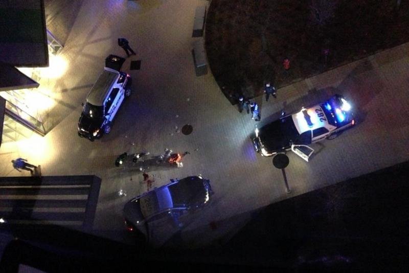 Imagem de pr&eacute;dio vizinho mostra policial recebendo atendimento de emerg&ecirc;ncia
