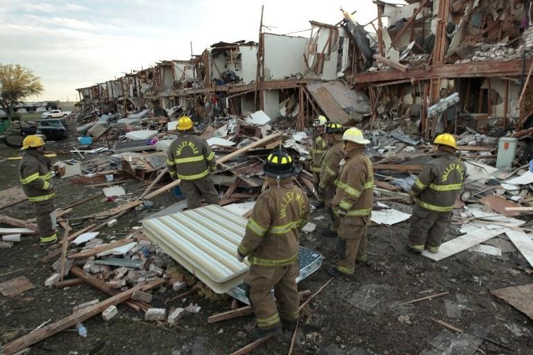 Equipes de socorro procuram por v&iacute;timas ap&oacute;s explos&atilde;o em f&aacute;brica do Texas
