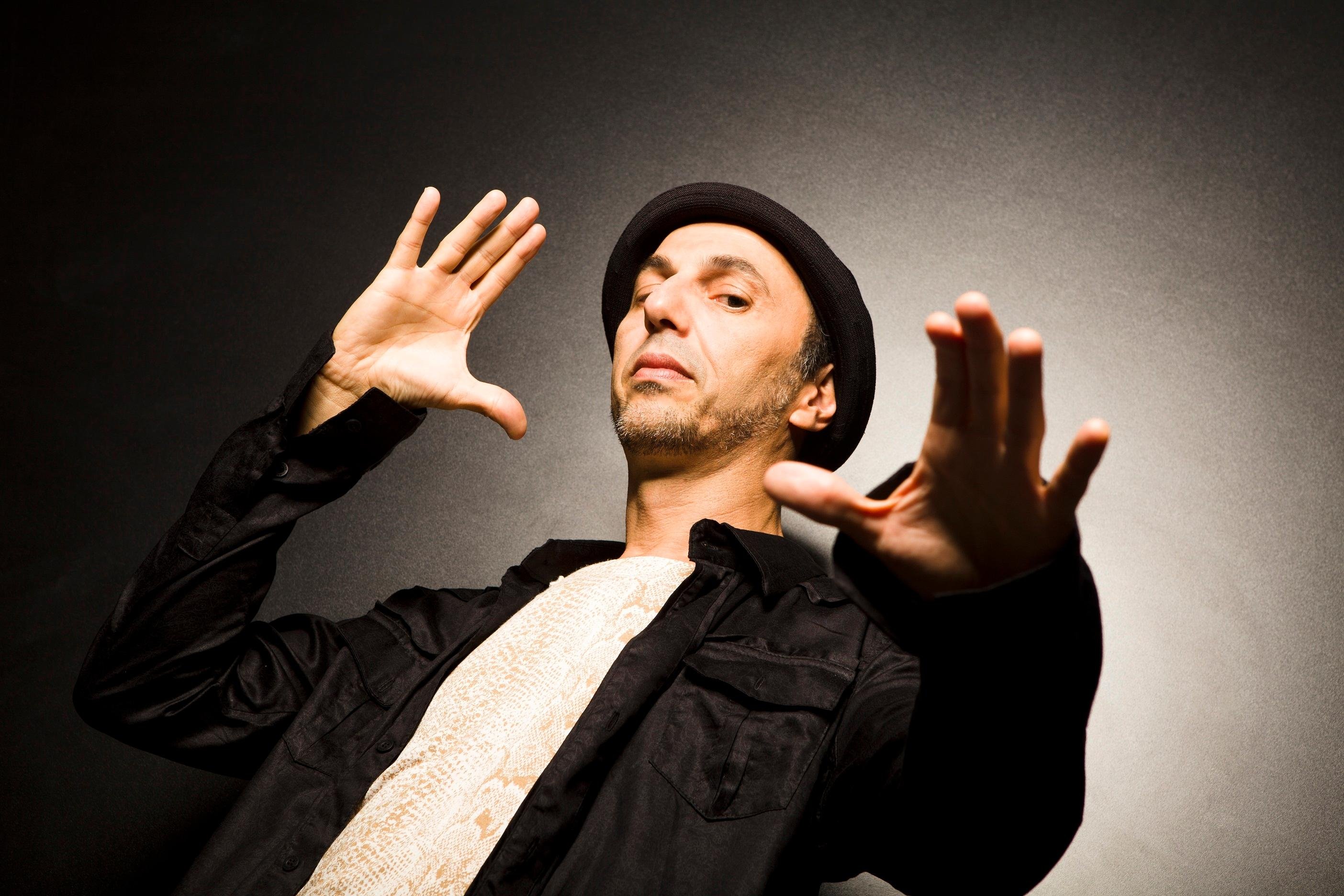 Zeca Baleiro faz show hoje &agrave; noite, no Teatro Feevale, em Novo Hamburgo