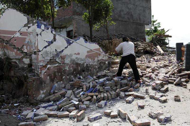 Primeiras fotos da cat&aacute;strofe mostravam edif&iacute;cios destru&iacute;dos e muitos escombros nas ruas