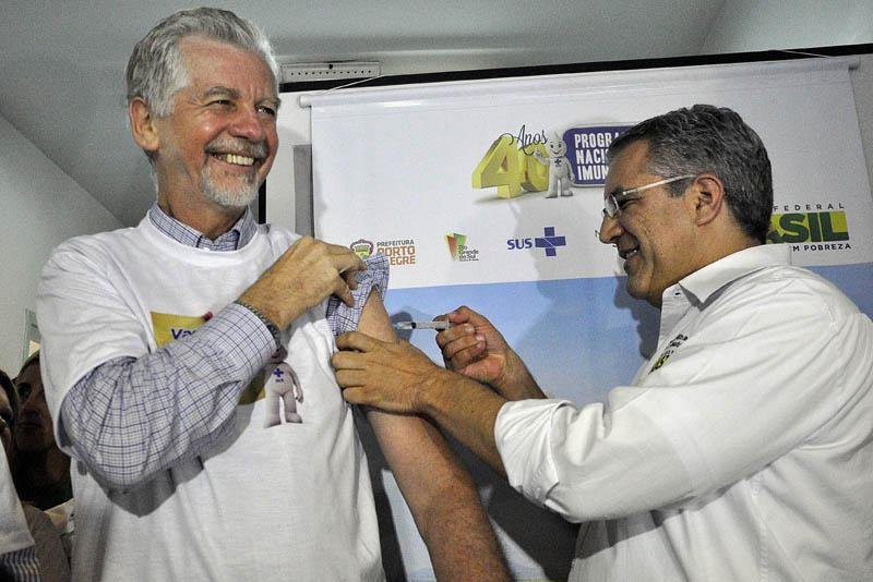 Fortunati foi imunizado pelo ministro da Sa&uacute;de