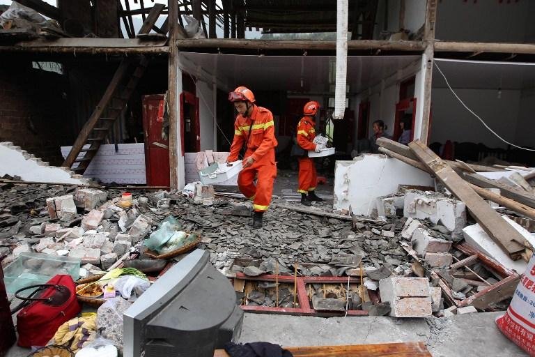 Equipes de socorro procuram por v&iacute;timas em escombros ap&oacute;s terremoto na China