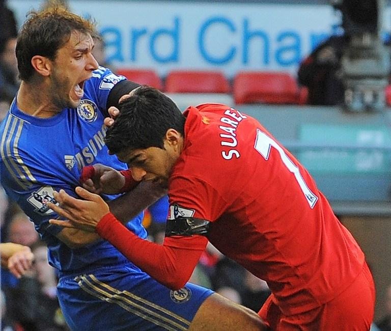 Lu&iacute;s Su&aacute;rez morde Ivanovic durante partida entre Liverpool Chelsea 