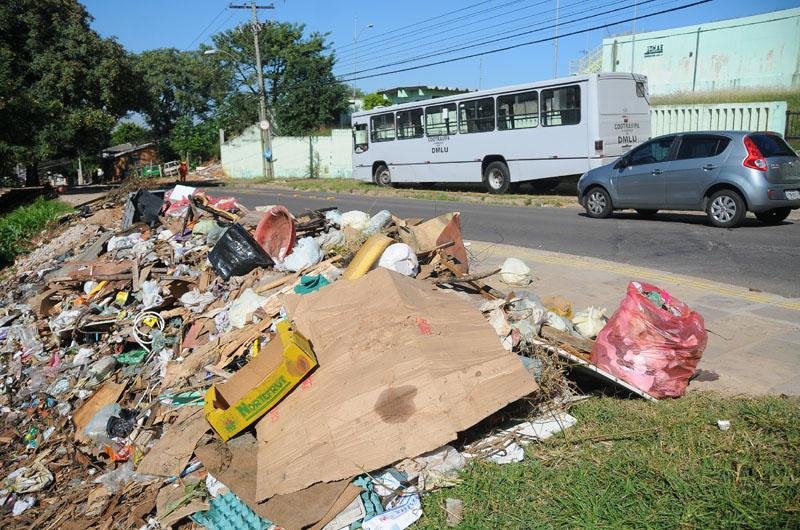 Lixo fica acumulado e causa transtornos a moradores da zona Sul da Capital