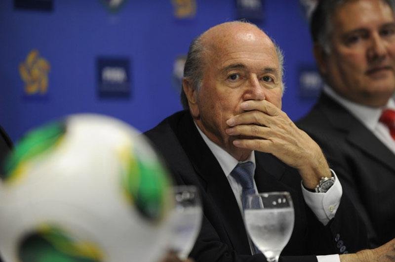 Mensagens dizem que Blatter vai renunciar por causa de den&uacute;ncias de corrup&ccedil;&atilde;o