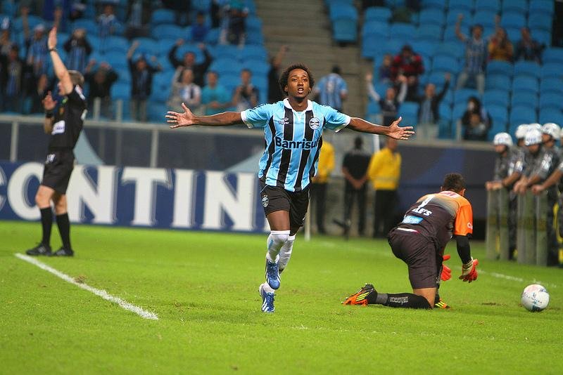Jovem da base bateu com seguran&ccedil;a e definiu classifica&ccedil;&atilde;o do Gr&ecirc;mio &agrave;s semifinais da Ta&ccedil;a Farroupilha