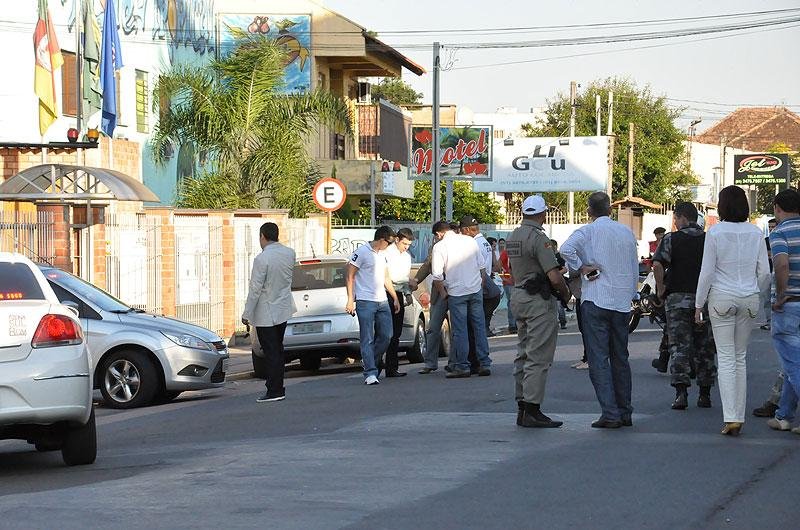 Agente estava em viatura discreta e houve tiroteio com dois criminosos, que tamb&eacute;m se feriram