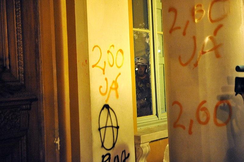 Ap&oacute;s protesto, manifestantes picham prefeitura novamente