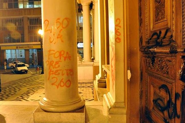 Pol&iacute;cia Civil identificou dois de cinco manifestantes suspeitos de pichar e danificar a fachada do Pa&ccedil;o Municipal
