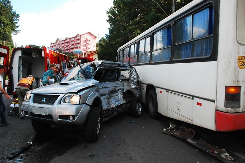 Colis&atilde;o de &ocirc;nibus na lateral de caminhonete deixa um morto na Serra