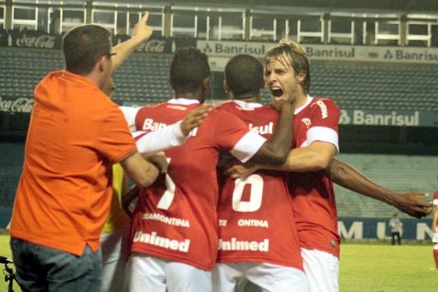 Gol contra de Matheus Barbosa e chute de Fernando Baiano definiram o 2 a 0 no Ol&iacute;mpico