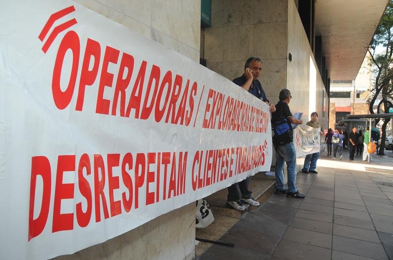 Funcion&aacute;rios protestaram em frente &agrave; sede de operadora em Porto Alegre