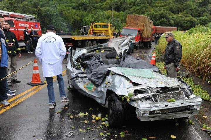 Carro da reportagem ficou totalmente destru&iacute;do