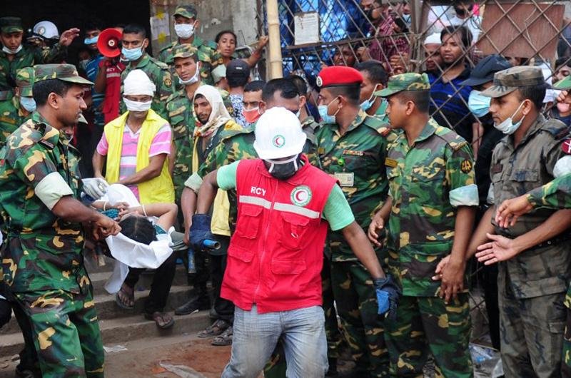 Corpos ainda s&atilde;o resgatados dos escombros em Bangladesh