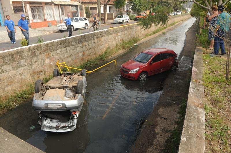 Cerca de duas horas depois, os carros foram retirados do arroio