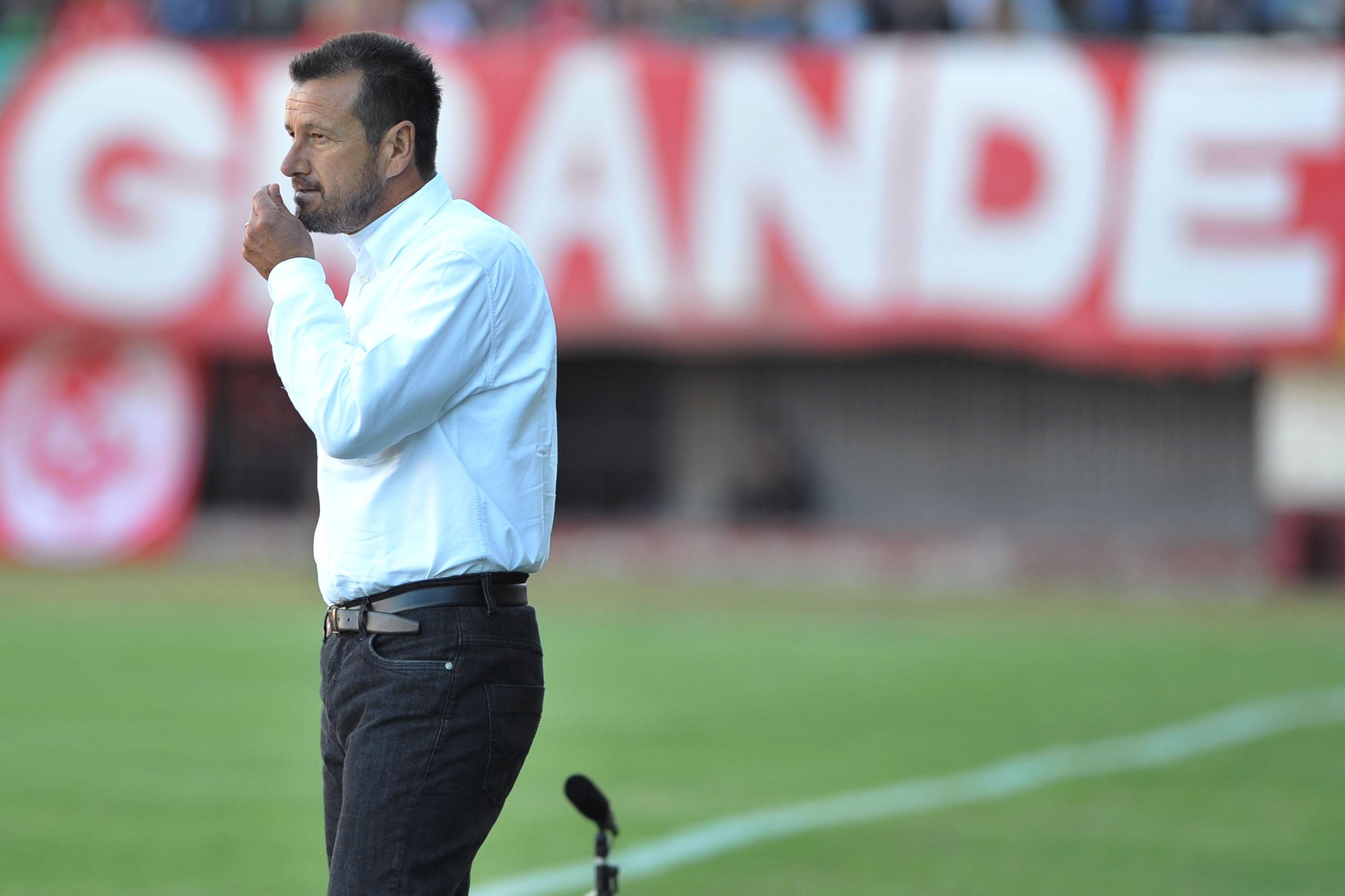 Dunga manda recado e pede sacif&iacute;cio no Inter 	