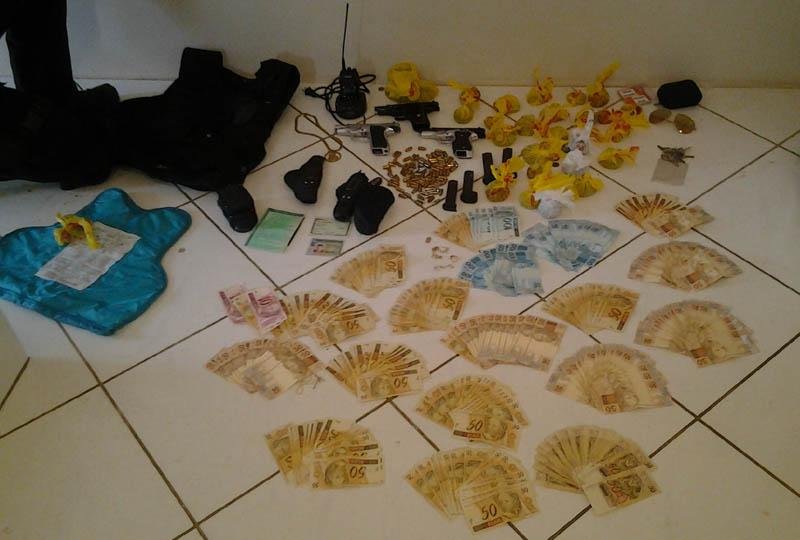 Com criminoso, foram apreendidas armas e dinheiro