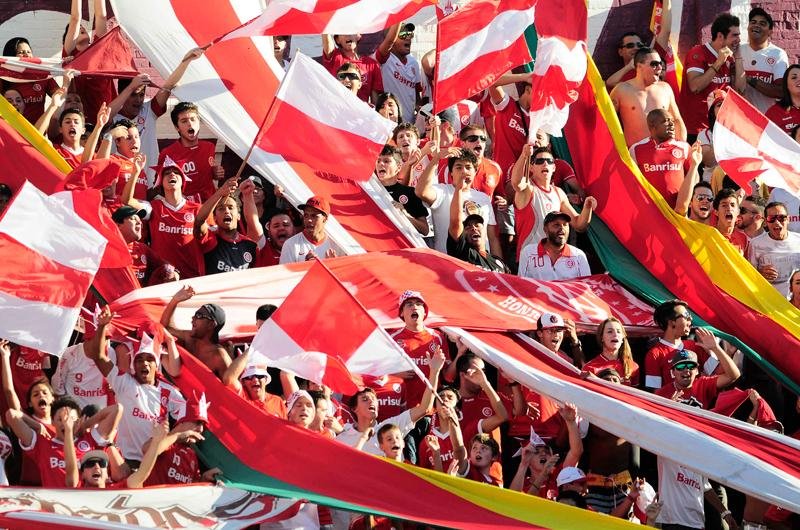 Torcida colorada esteve presente no est&aacute;dio Centen&aacute;rio para apoiar o time
