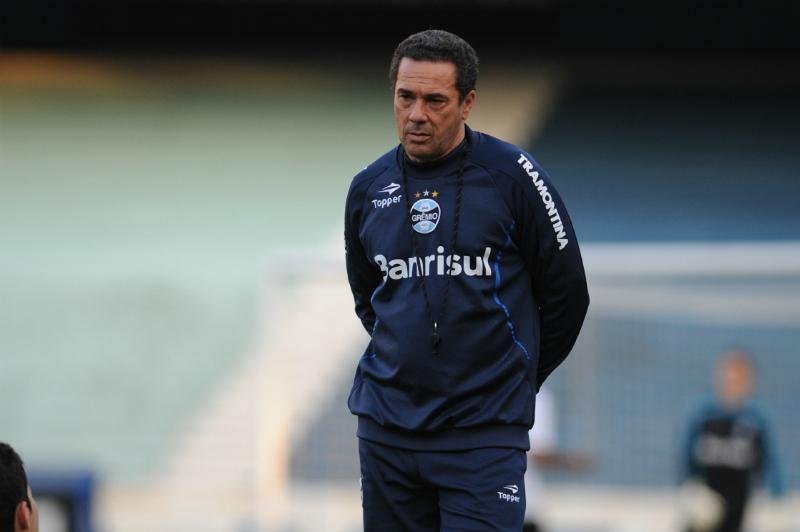 Clube define suspens&atilde;o de Luxemburgo como grande surpresa e vai recorrer
