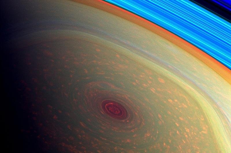 Tanto um furac&atilde;o terrestre como o norte v&oacute;rtice polar de Saturno t&ecirc;m um olho central sem nuvens