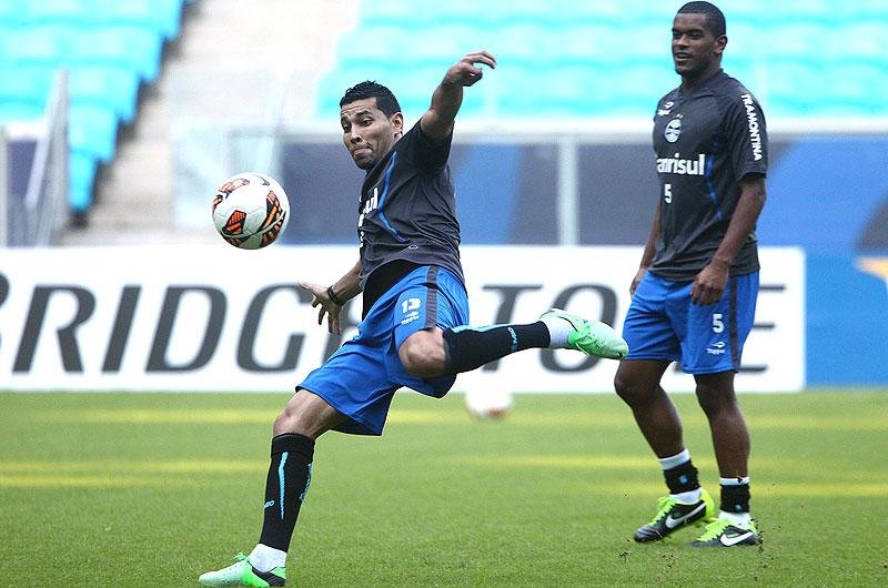 Luxemburgo deve improvisar Andr&eacute; Santos no meio e escalar Alex Telles