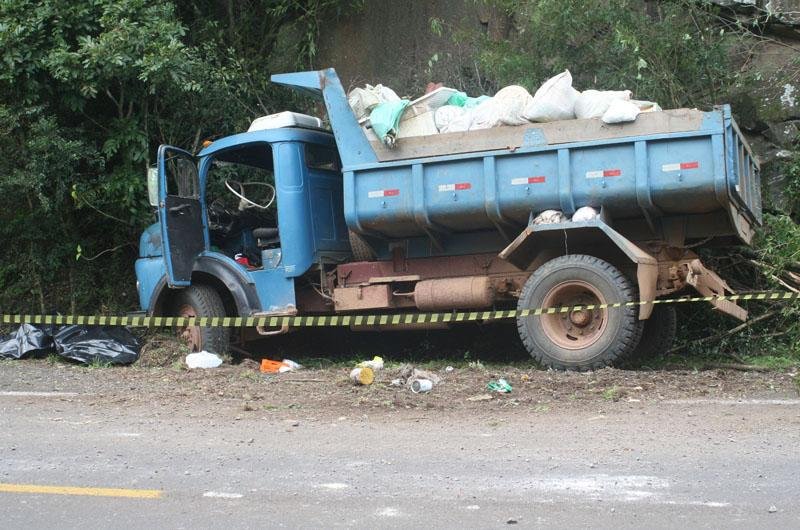 Motorista foi jogado para fora do ve&iacute;culo com a batida